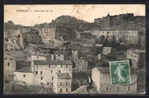 AK Barjols, Panorama du village avec bâtiments historiques et collines en arrière-plan