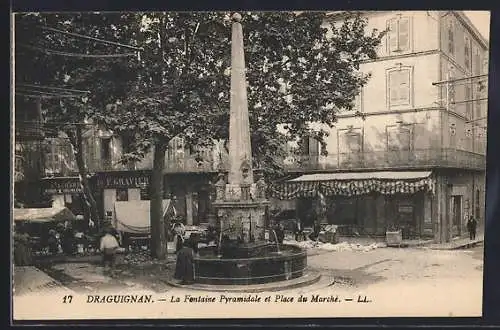 AK Draguignan, La Fontaine Pyramidale et Place du Marché
