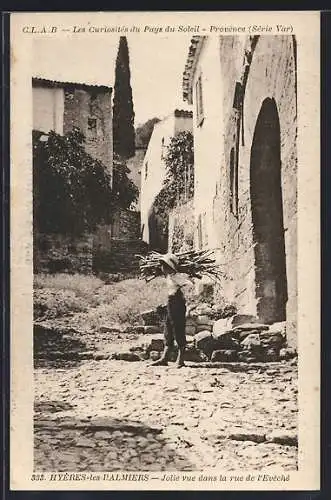 AK Hyères-les-Palmiers, Jolie vue dans la rue de l`Évêché
