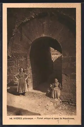 AK Hyères, Portail antique et types de Napolitaines