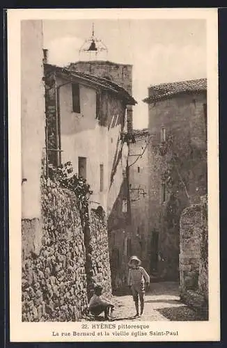 AK Hyères, La rue Bernard et la vieille église Saint-Paul