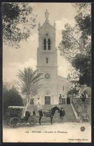 AK Hyères, Chapelle de l`Ermitage avec calèche et visiteurs devant l`entrée