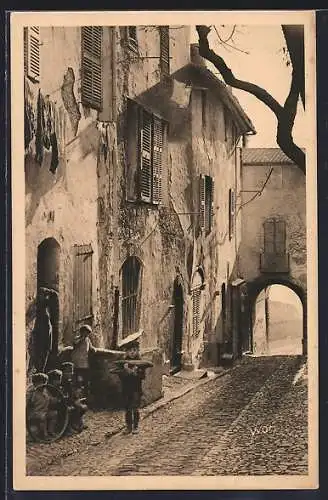 AK Hyères, Enfants jouant dans une ruelle pavée près d`une maison ancienne
