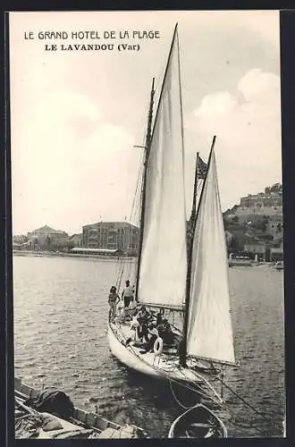 AK Le Lavandou, Le Grand Hôtel de la Plage et voilier en mer