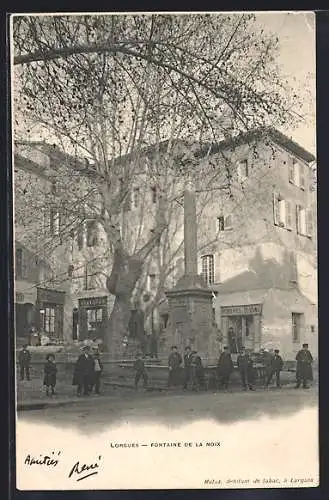 AK Lorgues, Fontaine de la Noix avec des habitants devant le monument