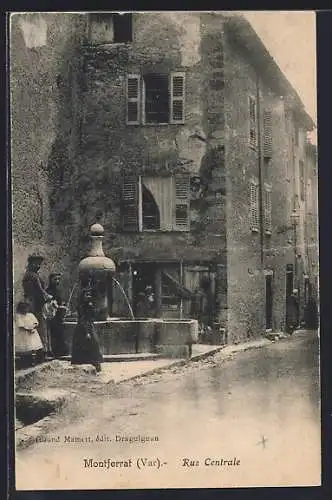 AK Montferrat, Rue Centrale avec fontaine et passants