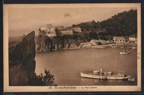 AK Port-Cros, Le Port naturel et forteresse sur la côte