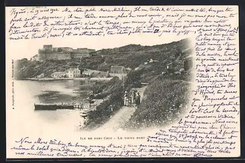 AK Port-Cros, Le vieux port et les collines environnantes