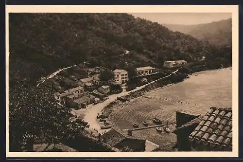 AK Port-Cros, Vue sur la plage et les collines environnantes