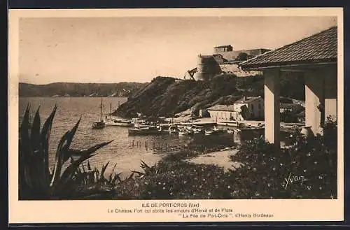 AK Port-Cros, Le Château Fort et la côte avec bateaux amarrés