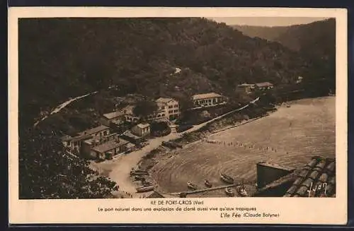 AK Port-Cros, Vue du port naturel et des bâtiments côtiers dans la baie