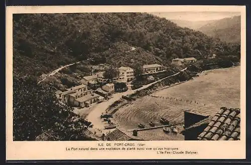 AK Port-Cros, Le port naturel et village côtier entourés de verdure
