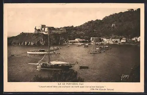 AK Port-Cros, Vue du port naturel avec voiliers et collines en arrière-plan