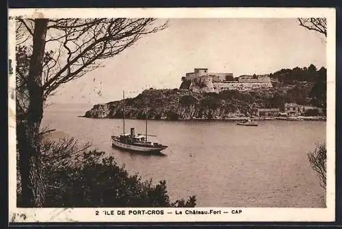 AK Port-Cros, Vue du Château-Fort et d`un bateau dans la baie