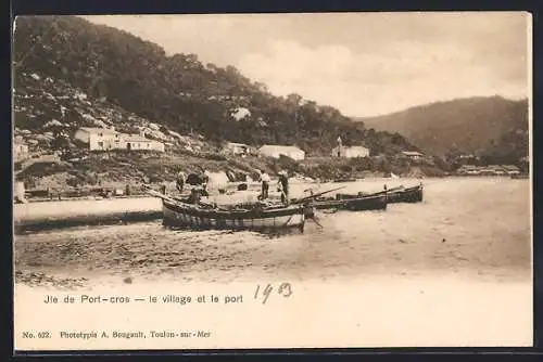 AK Port-Cros, le village et le port avec bateaux amarrés