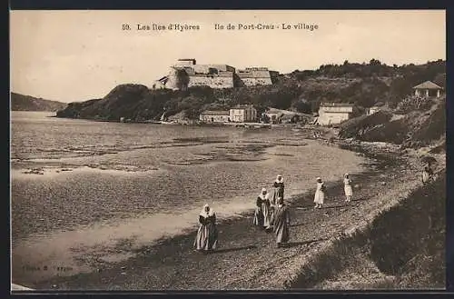 AK Port-Cros, Le village et la plage avec forteresse en arrière-plan