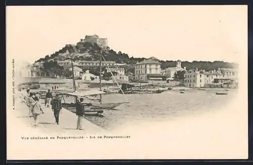 AK Porquerolles, Vue générale avec bateaux et fort en arrière-plan