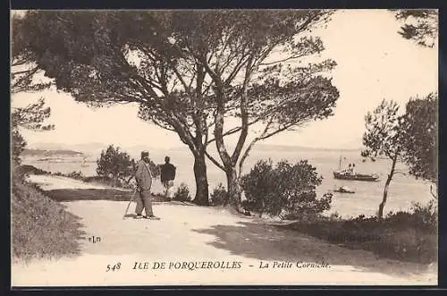 AK Porquerolles, La Petite Corniche avec vue sur la mer et les bateaux