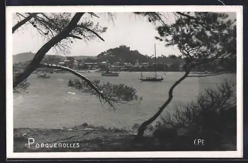 AK Porquerolles, Vue sur la baie avec voiliers et collines en arrière-plan