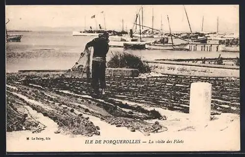 AK Porquerolles, La visite des filets et bateaux au port