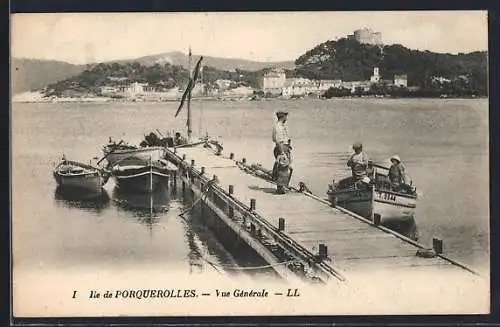 AK Porquerolles, Vue Générale avec jetée et bateaux amarrés