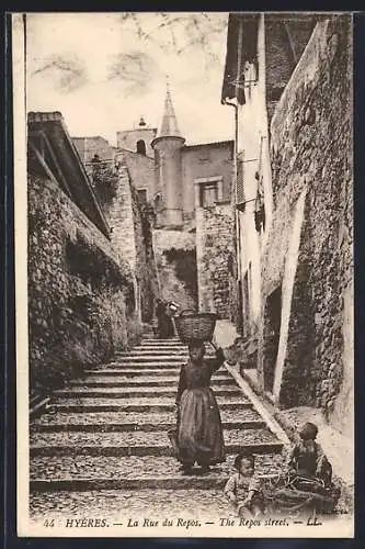 AK Hyères, La Rue du Repos avec habitants en tenue traditionnelle