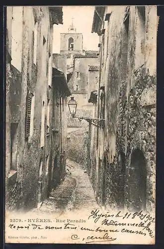 AK Hyères, Rue Paradis avec vue sur l`église en arrière-plan