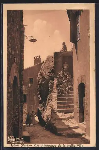 AK Hyères, Rue pittoresque de la vieille Ville