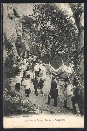 AK La Sainte-Baume, Procession sur le chemin de montagne