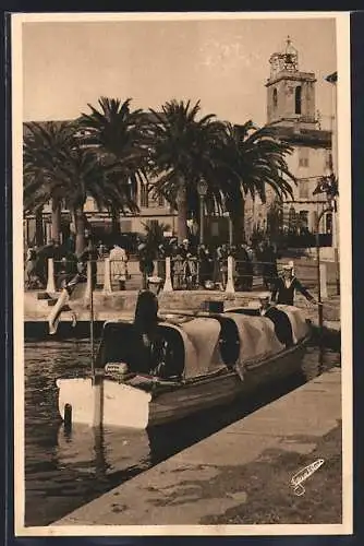 AK Sainte-Maxime, Vue du port avec bateau et palmiers en arrière-plan