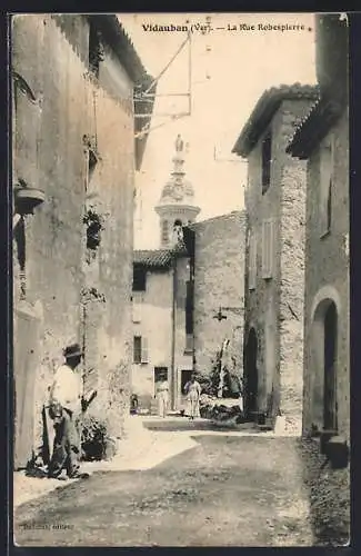 AK Vidauban, La Rue Robespierre avec vue sur le clocher