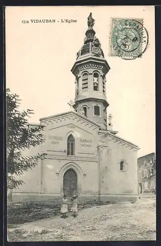 AK Vidauban, L`Église avec son clocher distinctif et deux enfants devant l`entrée