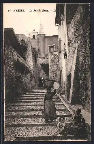 AK Hyères, La Rue du Repos avec habitants et vue sur l`église
