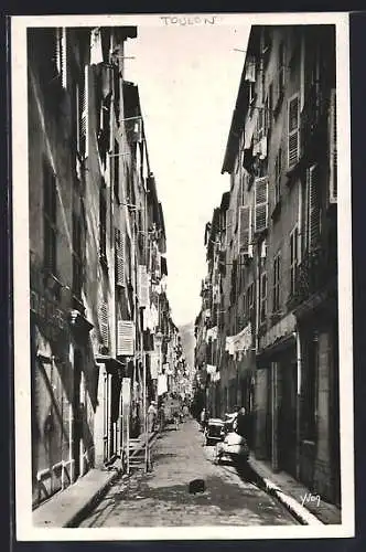 AK Toulon, une rue du vieux quartier
