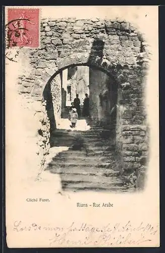 AK Rians, Rue Arabe avec arc en pierre et passants dans la ruelle étroite