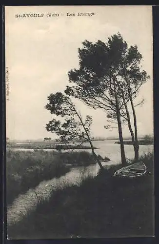 AK Saint-Aygulf, Les Étangs et barque au bord de l`eau
