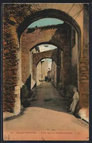 AK Saint-Tropez, Rue de la Miséricorde avec arcades historiques