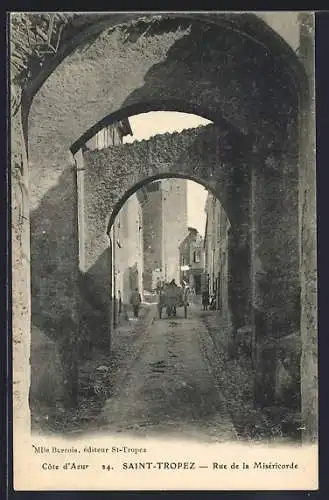 AK Saint-Tropez, Rue de la Miséricorde avec passage voûté et charrette