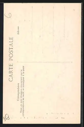 AK Saint-Tropez, Rue de la Miséricorde avec passage voûté et charrette