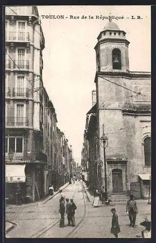 AK Toulon, Rue de la République avec bâtiments historiques et passants