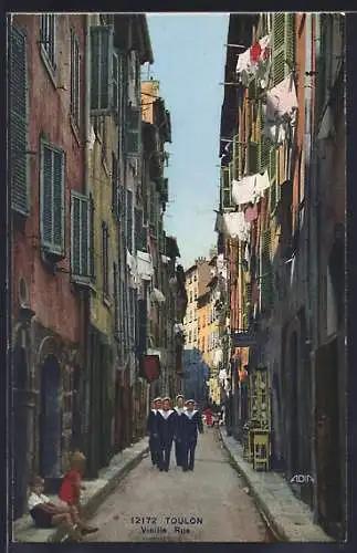 AK Toulon, Vieille Rue avec marins et linge suspendu