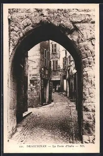 AK Draguignan, La Porte d`Italie et rue pavée pittoresque