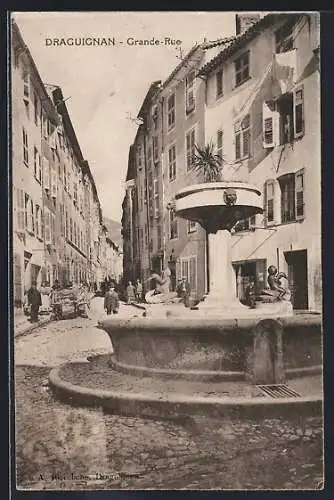 AK Draguignan, Grande-Rue avec fontaine et passants