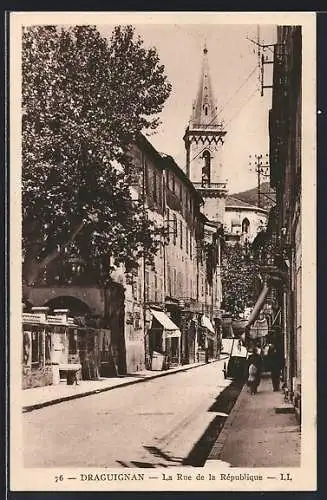 AK Draguignan, La Rue de la République et le clocher de l`église