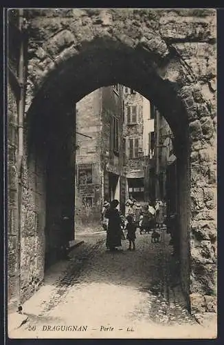 AK Draguignan, Porte médiévale animée avec passants dans une ruelle