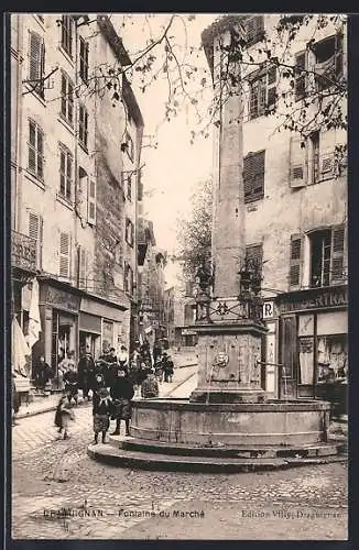 AK Draguignan, Fontaine du Marché animée avec passants et bâtiments historiques