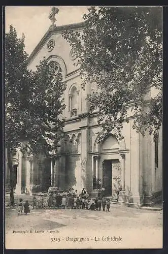 AK Draguignan, La Cathédrale et groupe d`enfants devant l`entrée