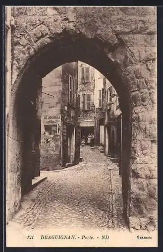 AK Draguignan, Vue à travers la porte de la rue pavée ancienne