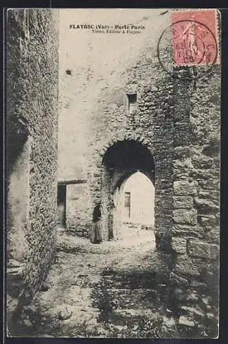 AK Flayosc, Porte Paris avec vieille pierre et personnage sous l`arcade