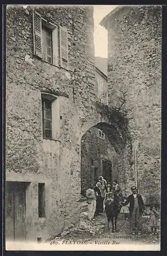 AK Flayosc, Vieille Rue avec habitants et âne passant sous un arc en pierre